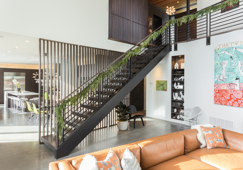 ポートランドにある高級な広いミッドセンチュリースタイルのおしゃれな階段 (金属の手すり) の写真