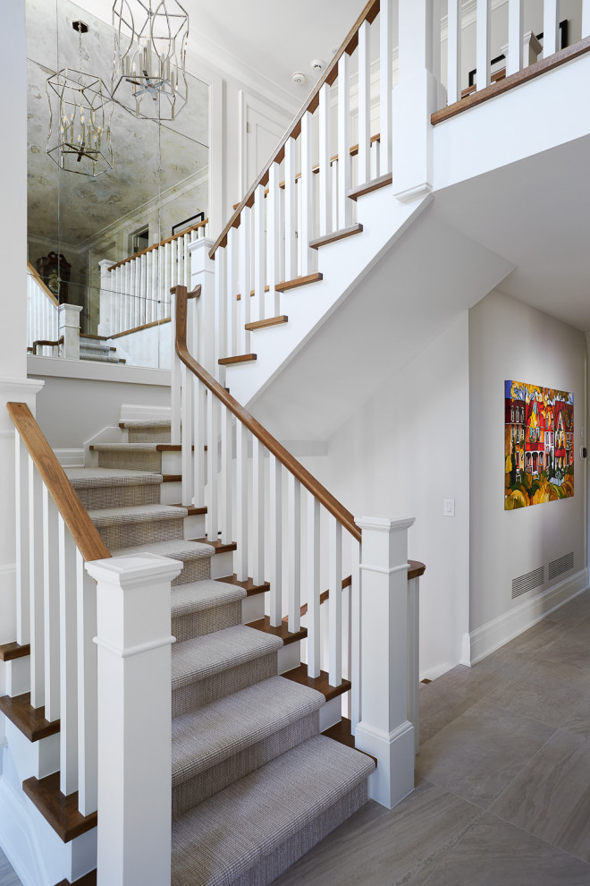 Réalisation d'un escalier peint tradition en U de taille moyenne avec des marches en bois peint et un garde-corps en bois.