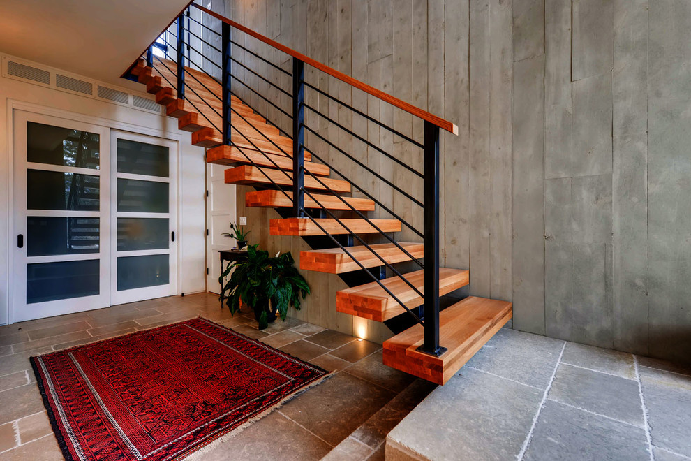 Foto de escalera recta actual de tamaño medio con escalones de madera, contrahuellas de metal y barandilla de varios materiales
