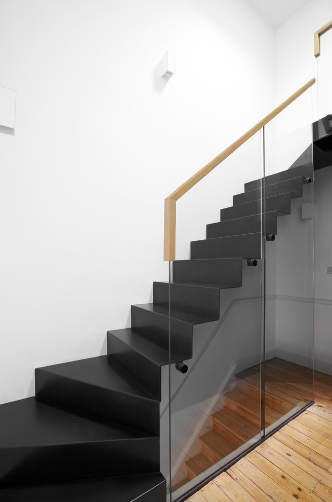 Cette image montre un escalier courbe design.