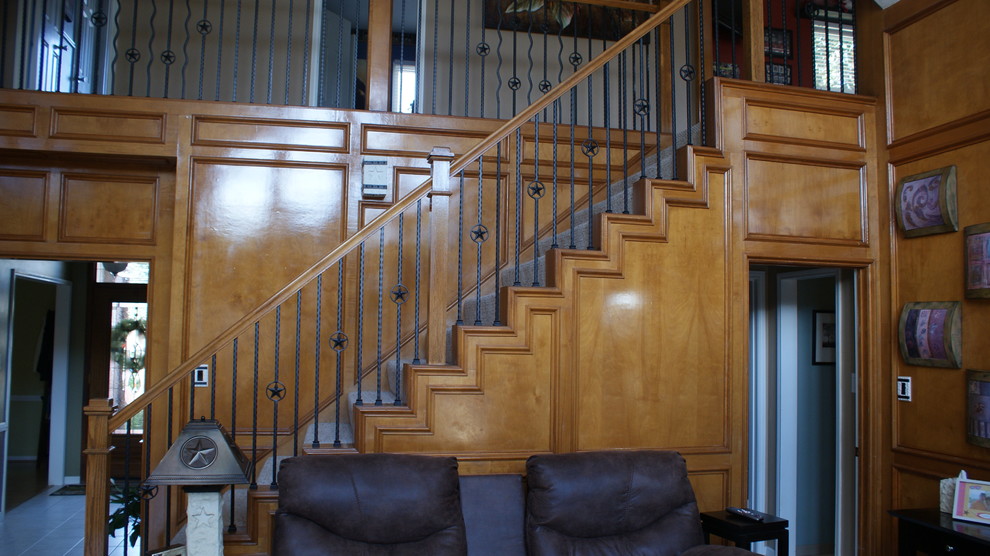 Staircase - traditional staircase idea in Houston