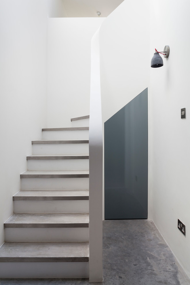 Cette photo montre un escalier courbe tendance en béton.
