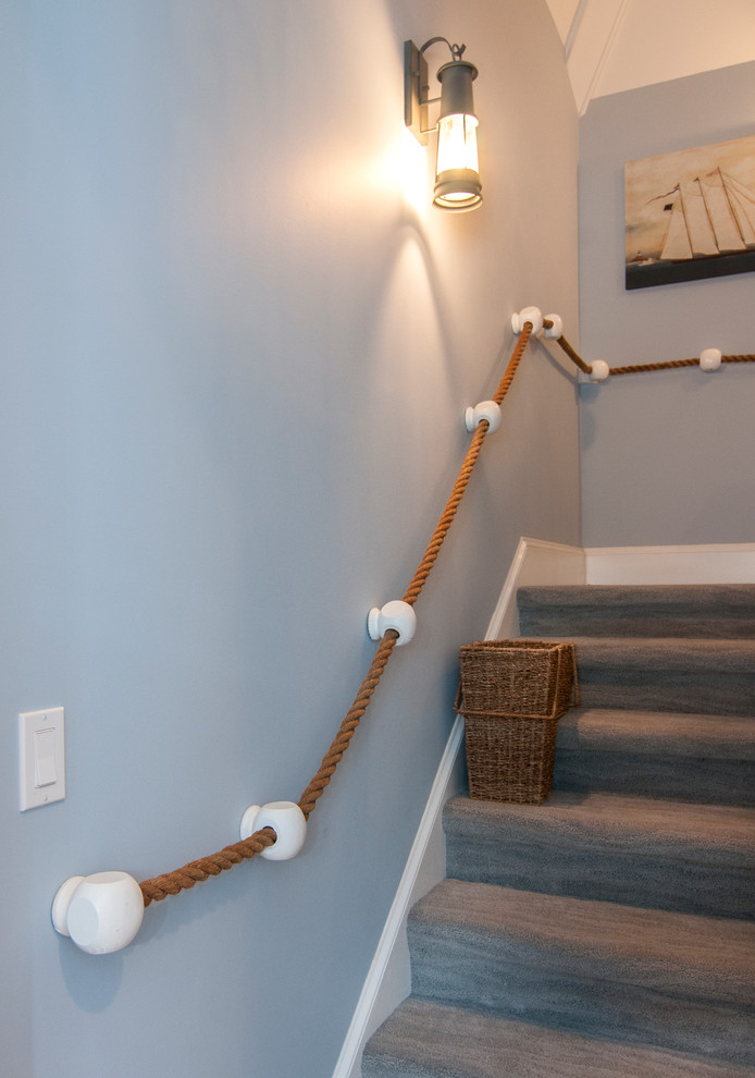 Источник вдохновения для домашнего уюта: большая п-образная лестница в стиле фьюжн с ступенями с ковровым покрытием и ковровыми подступенками