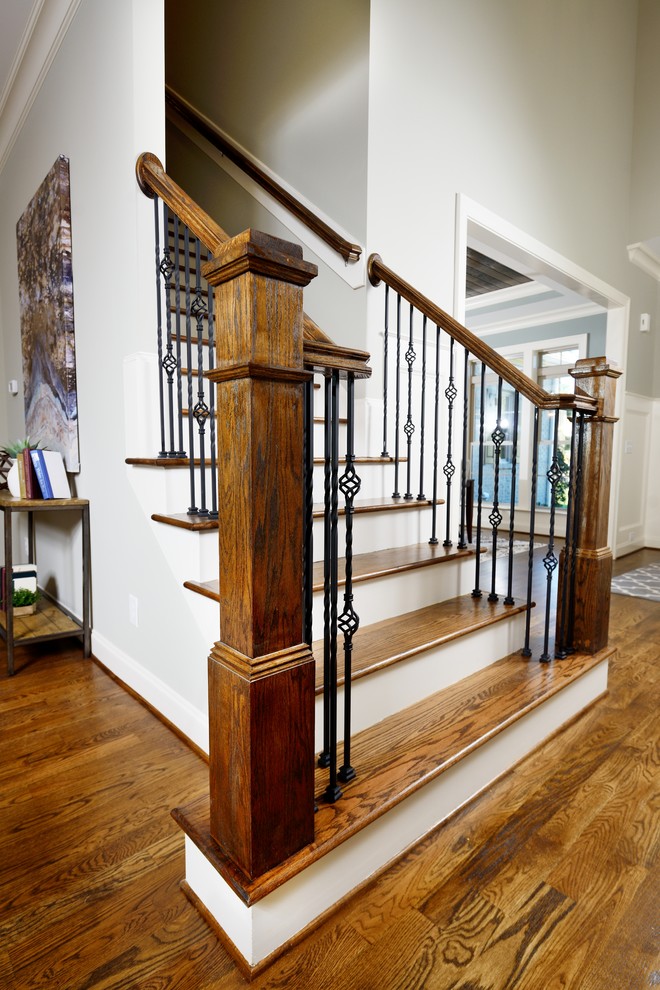 Aménagement d'un escalier peint classique en U avec des marches en bois.