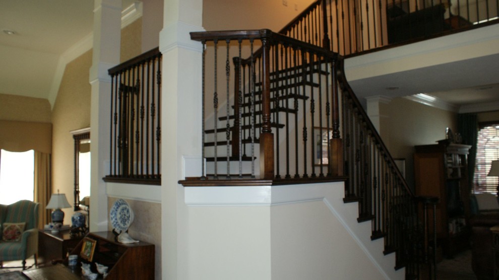 Aménagement d'un escalier moderne avec éclairage.