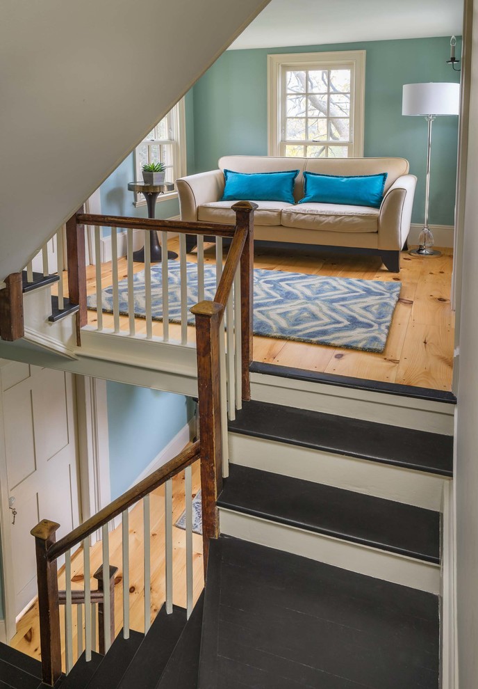 Landhaus Treppe mit gebeizten Holz-Treppenstufen und Holz-Setzstufen in Boston