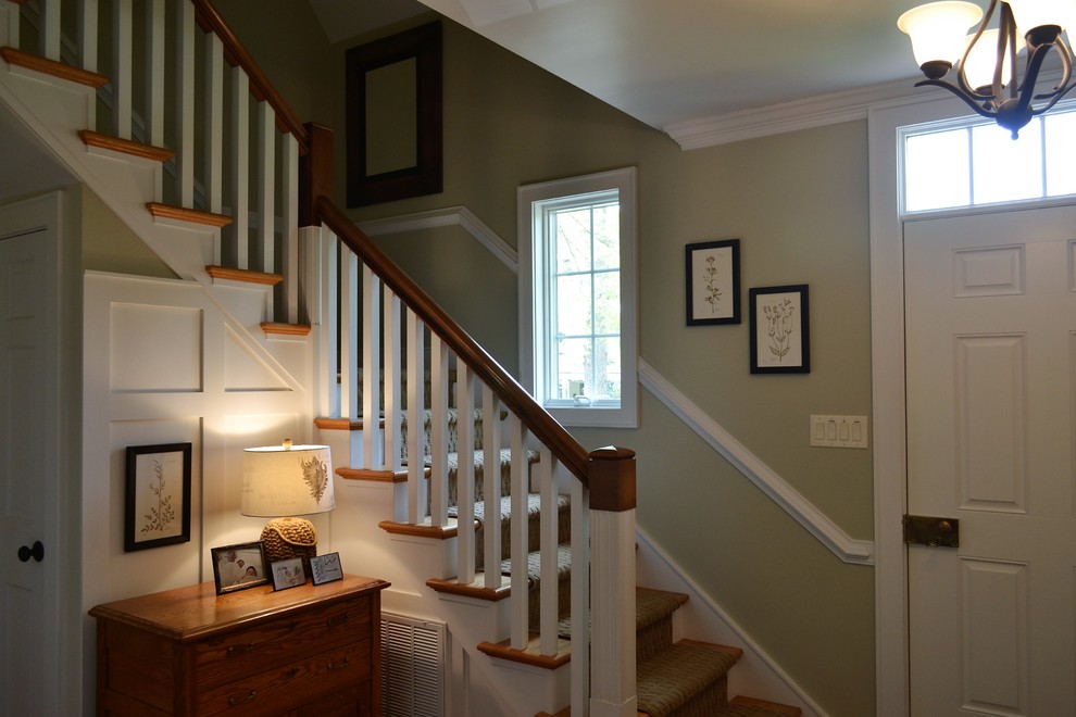 Идея дизайна: угловая лестница в классическом стиле с деревянными ступенями и крашенными деревянными подступенками