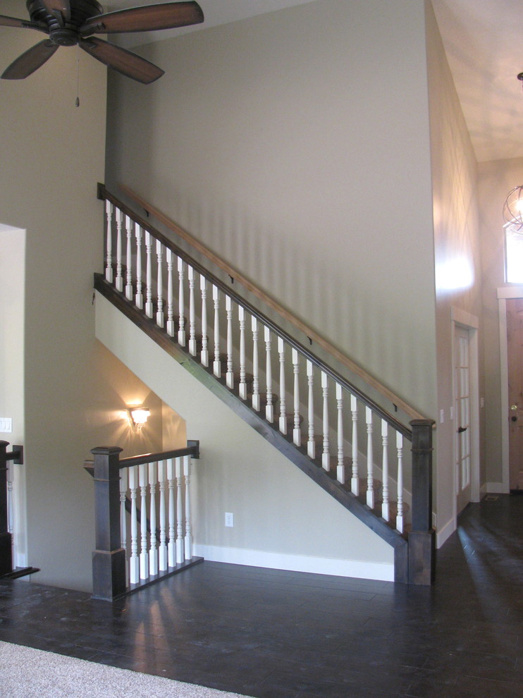 Diseño de escalera recta clásica grande con escalones enmoquetados y contrahuellas enmoquetadas