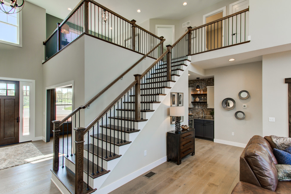 Foto de escalera recta de estilo americano extra grande con escalones de madera, contrahuellas de madera pintada y barandilla de varios materiales