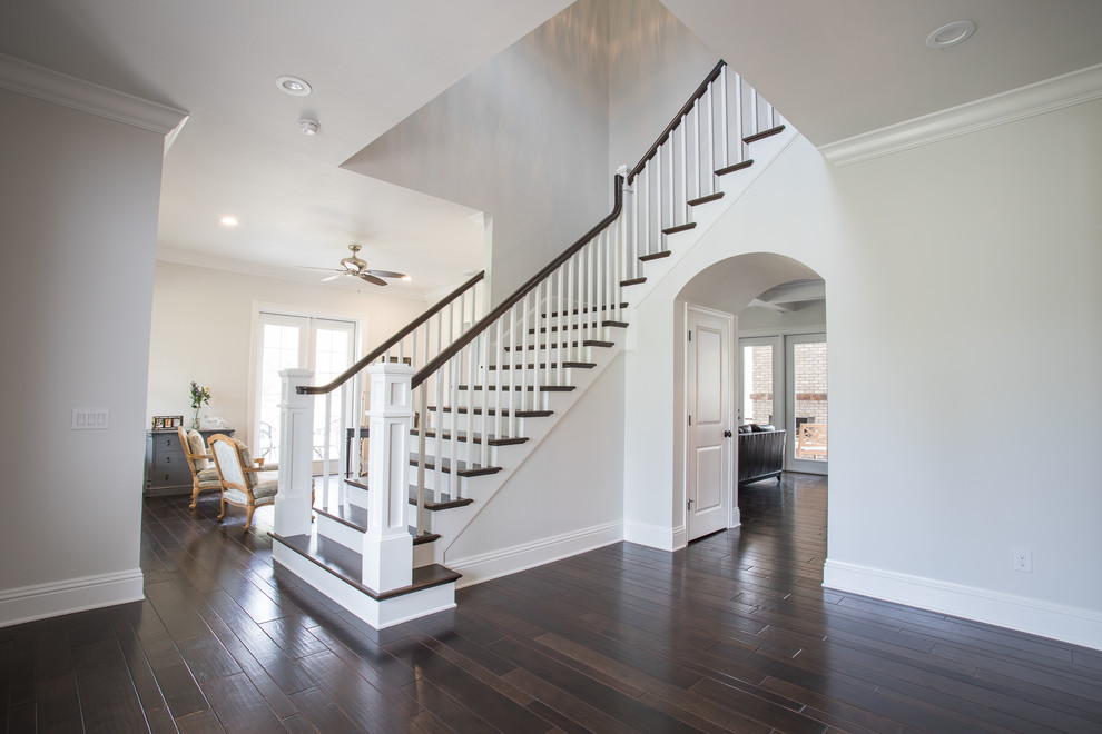 Idée de décoration pour un grand escalier peint champêtre en L avec des marches en bois et éclairage.