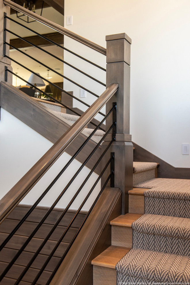 Свежая идея для дизайна: п-образная деревянная лестница среднего размера в стиле неоклассика (современная классика) с ступенями с ковровым покрытием и металлическими перилами - отличное фото интерьера