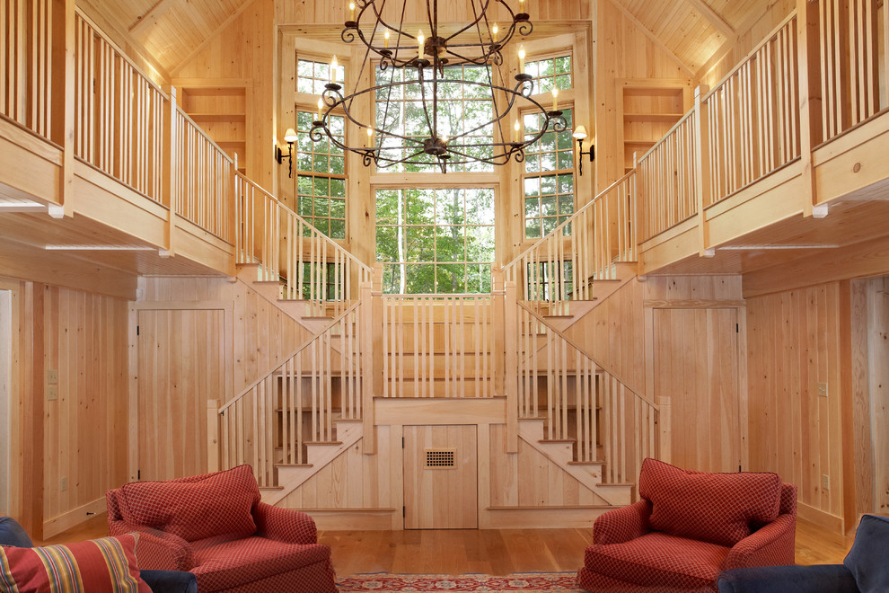 На фото: лестница в стиле рустика с деревянными ступенями и деревянными перилами