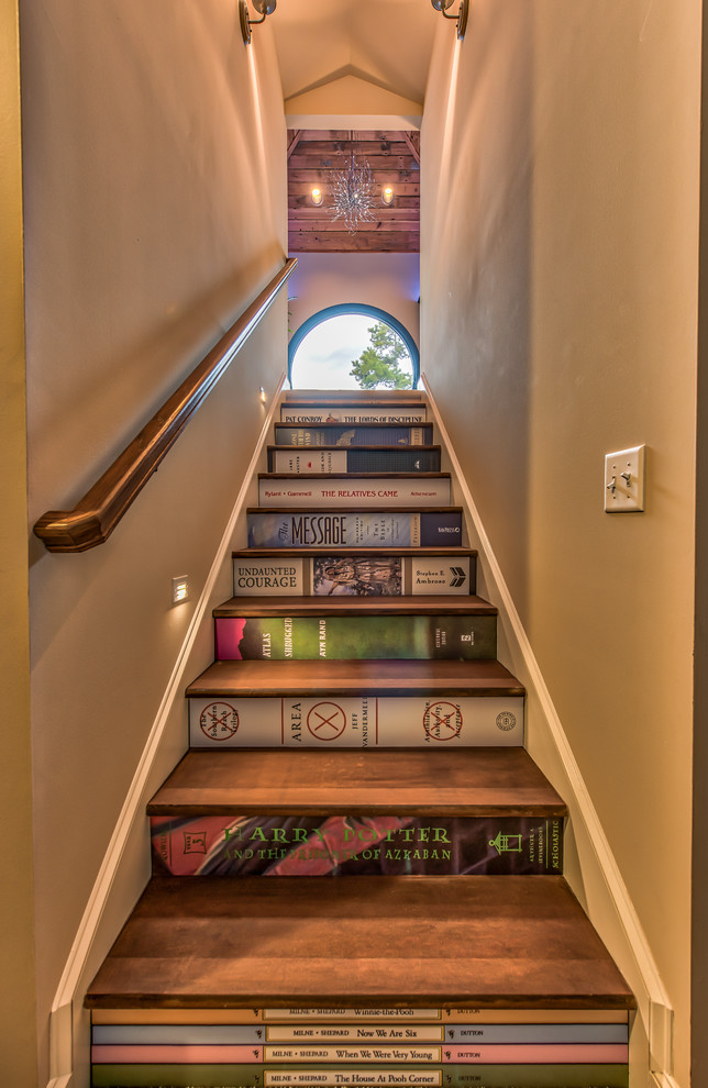 Idées déco pour un petit escalier peint droit éclectique avec des marches en bois et un garde-corps en bois.