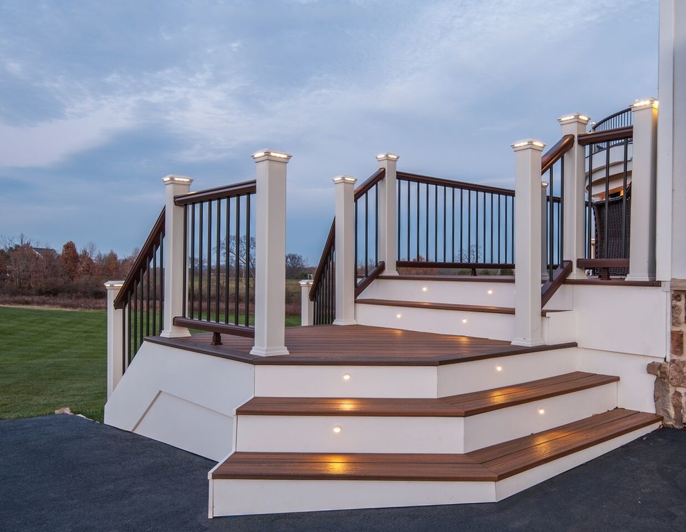 Kleine Klassische Holztreppe in L-Form mit gebeizten Holz-Setzstufen und Mix-Geländer in Washington, D.C.