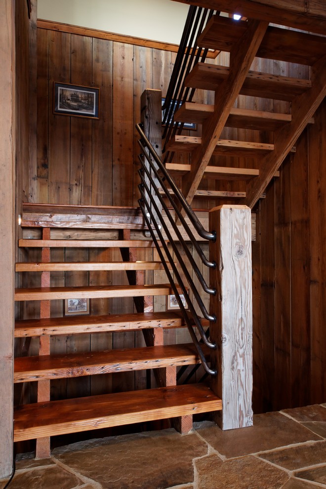 Cette image montre un très grand escalier chalet en U avec des marches en bois.