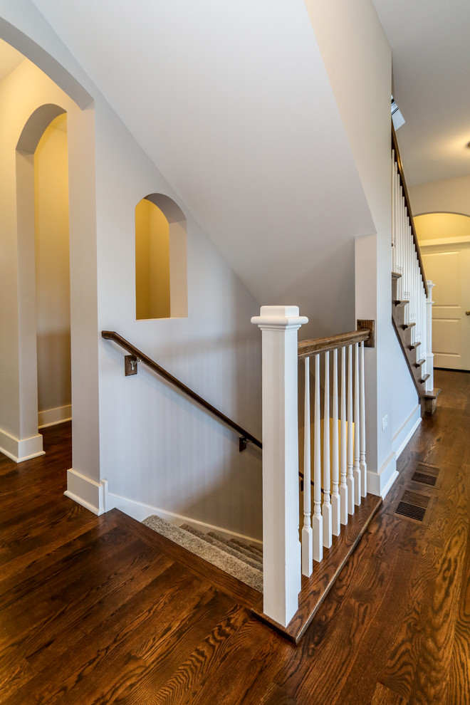 Aménagement d'un grand escalier droit craftsman avec des marches en moquette et des contremarches en moquette.