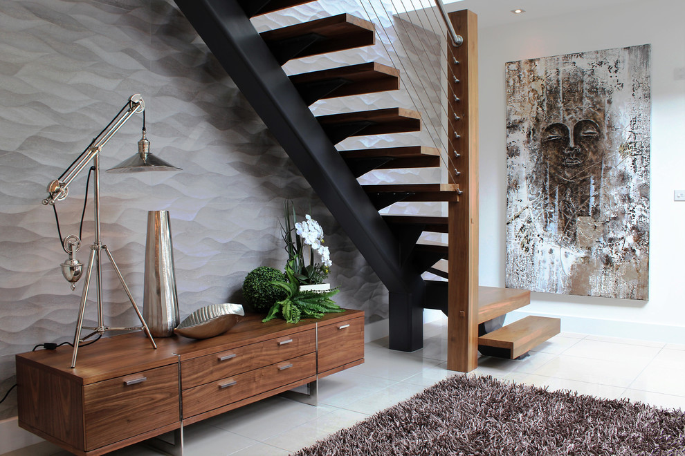 Стильный дизайн: угловая лестница в современном стиле с деревянными ступенями и кладовкой или шкафом под ней без подступенок - последний тренд