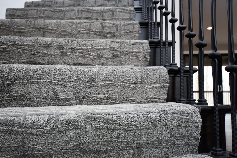 Imagen de escalera curva de estilo americano de tamaño medio con escalones de madera pintada