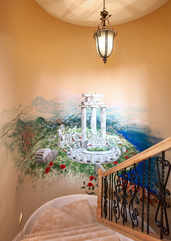 ミルウォーキーにある地中海スタイルのおしゃれならせん階段の写真