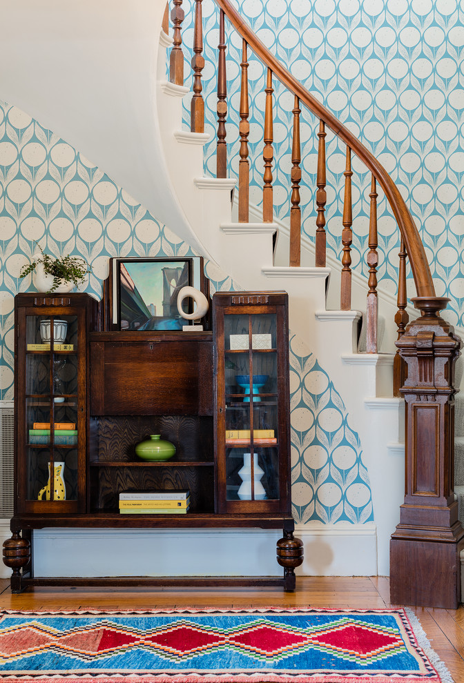 Gewendeltes Klassisches Treppengeländer Holz mit Teppich-Treppenstufen und Teppich-Setzstufen in Boston