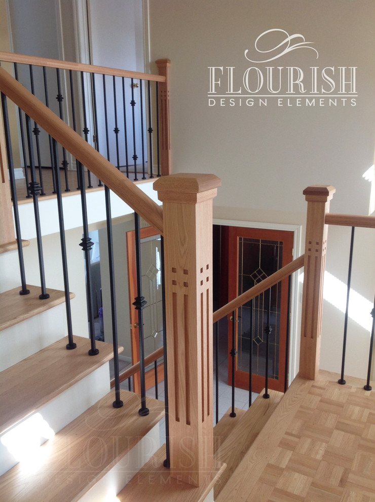 Cette photo montre un grand escalier peint tendance avec des marches en bois.