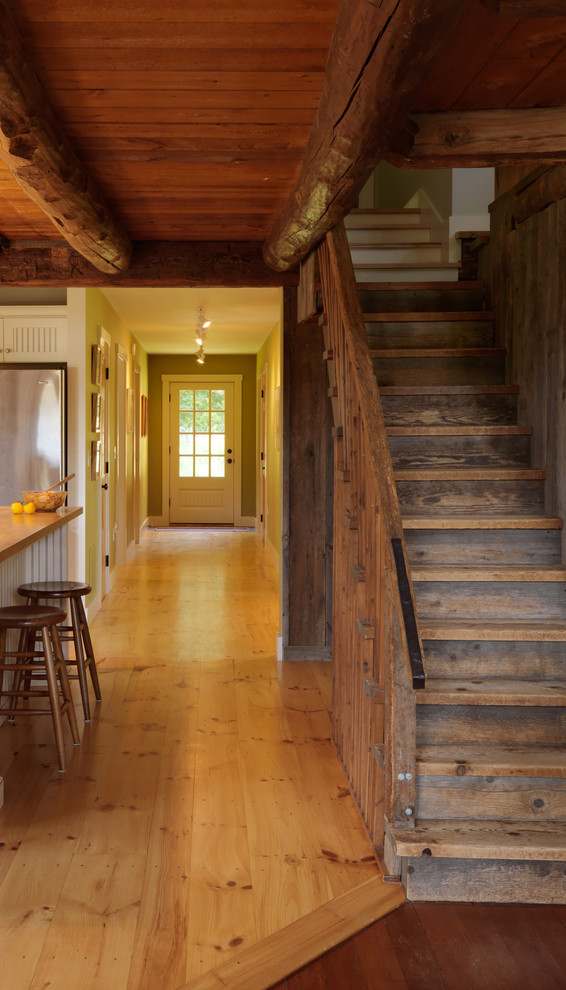 Пример оригинального дизайна: прямая деревянная лестница среднего размера в классическом стиле с деревянными ступенями