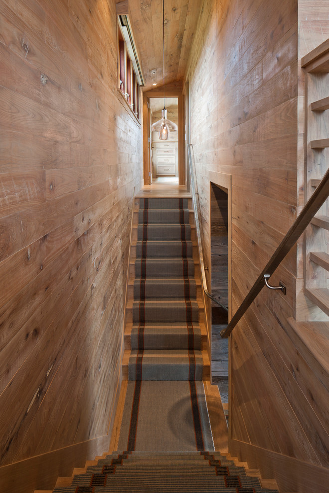 Inspiration pour un escalier droit chalet de taille moyenne avec des marches en bois et des contremarches en bois.