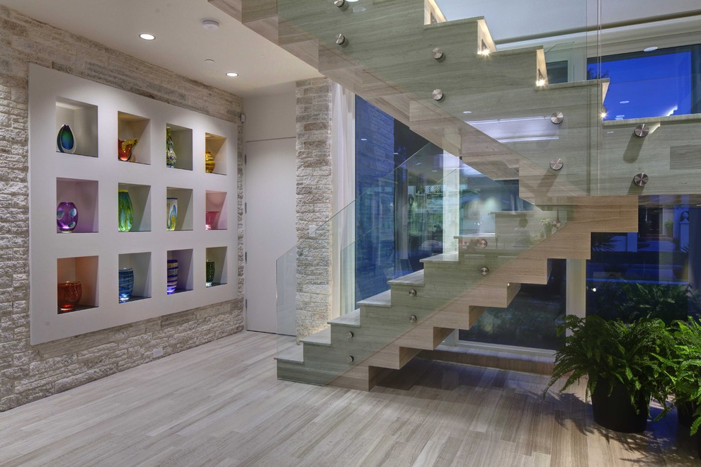 Свежая идея для дизайна: п-образная лестница в стиле модернизм - отличное фото интерьера