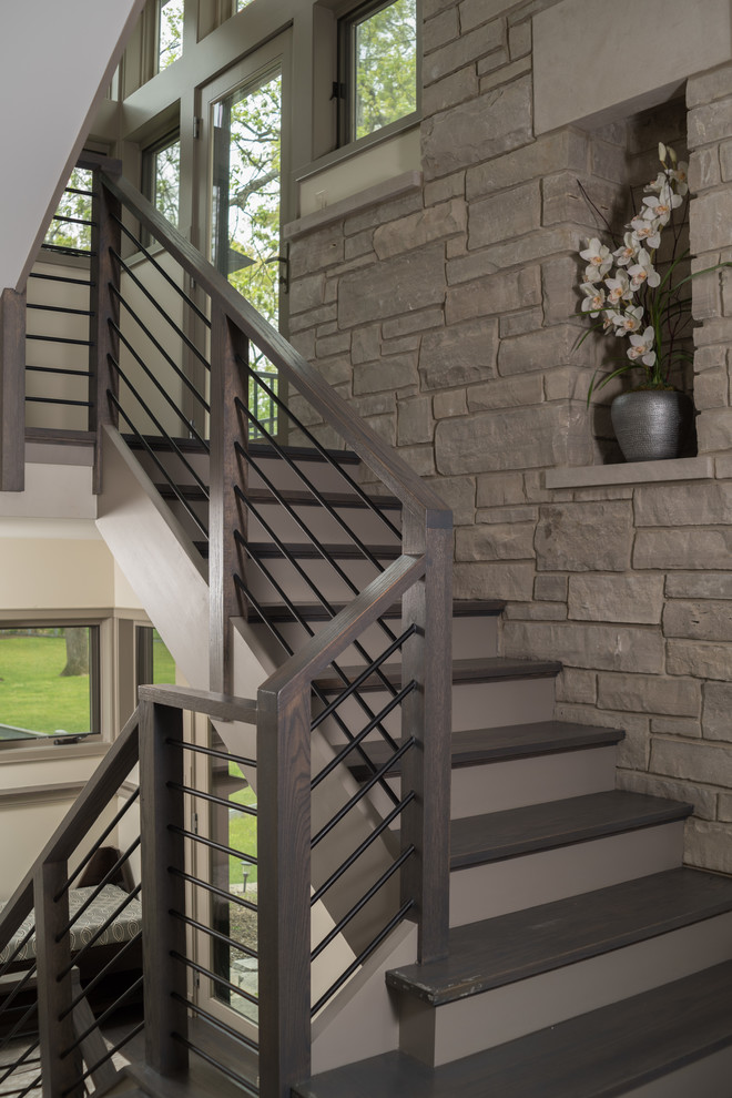 Свежая идея для дизайна: п-образная лестница в стиле неоклассика (современная классика) с крашенными деревянными ступенями, крашенными деревянными подступенками и перилами из смешанных материалов - отличное фото интерьера