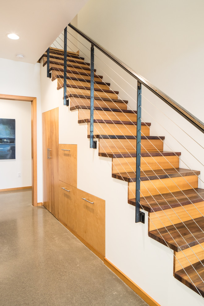 Idée de décoration pour un escalier droit bohème de taille moyenne avec des marches en bois, des contremarches en bois et un garde-corps en matériaux mixtes.