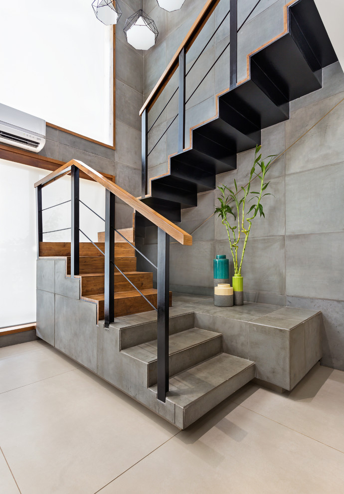 На фото: п-образная бетонная лестница в стиле лофт с бетонными ступенями с