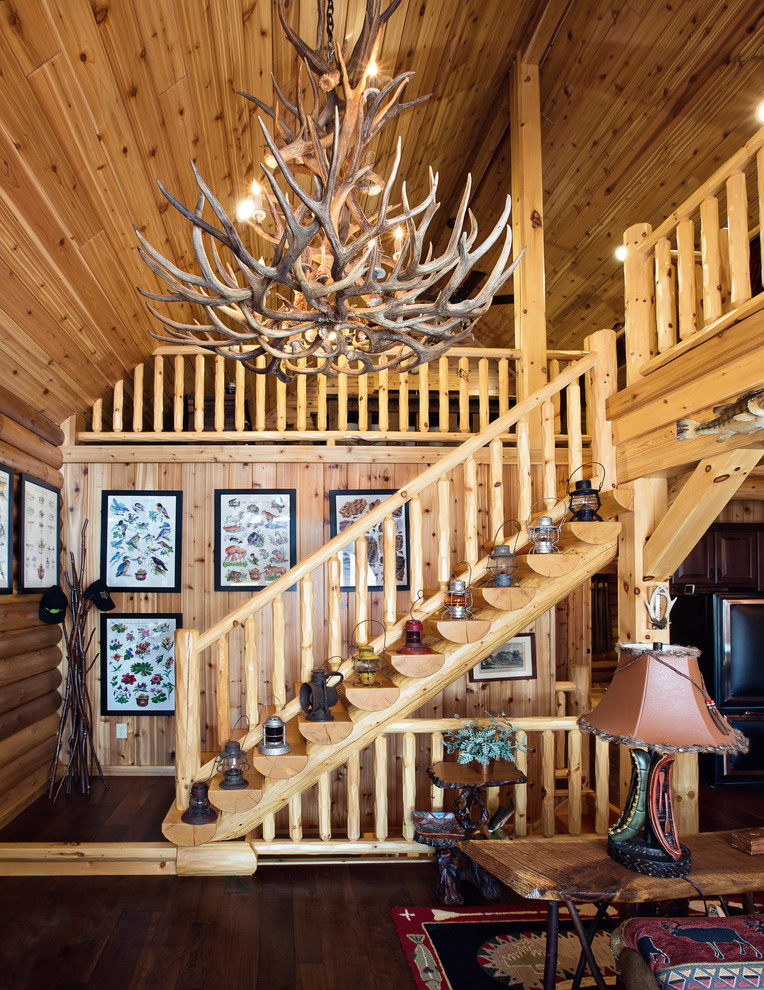 Idée de décoration pour un escalier sans contremarche droit chalet de taille moyenne avec des marches en bois et éclairage.