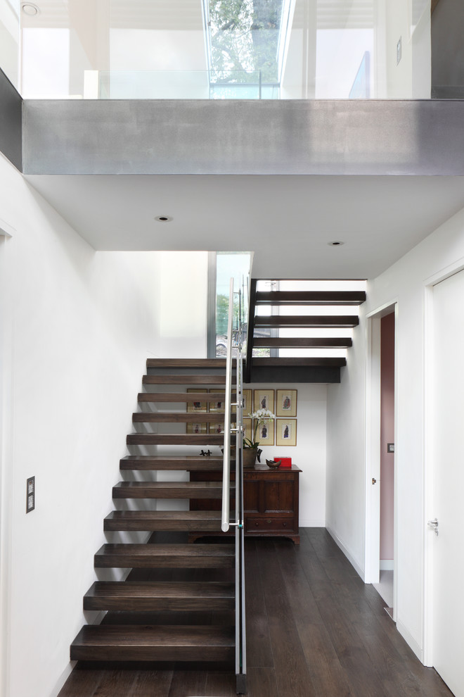 Réalisation d'un escalier sans contremarche design en U de taille moyenne avec des marches en bois et rangements.
