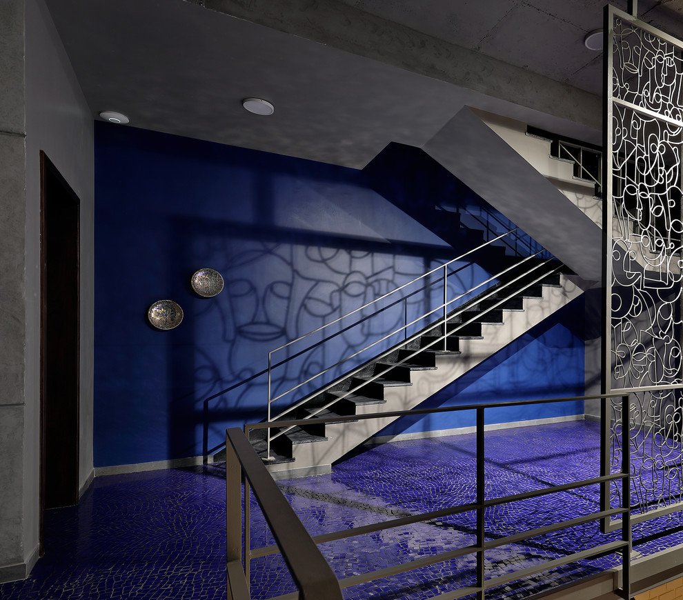 Идея дизайна: п-образная лестница в восточном стиле с ступенями из плитки, подступенками из плитки и металлическими перилами