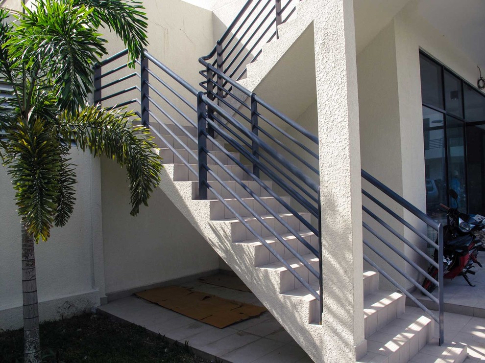 Пример оригинального дизайна: п-образная бетонная лестница среднего размера в стиле модернизм с металлическими ступенями и металлическими перилами