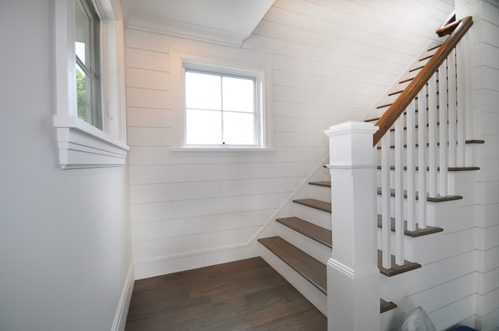 Foto de escalera en L marinera de tamaño medio con escalones de madera, contrahuellas de madera y barandilla de madera