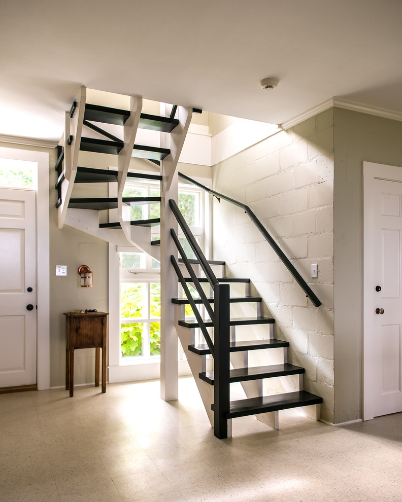 Источник вдохновения для домашнего уюта: изогнутая лестница в стиле ретро с крашенными деревянными ступенями без подступенок