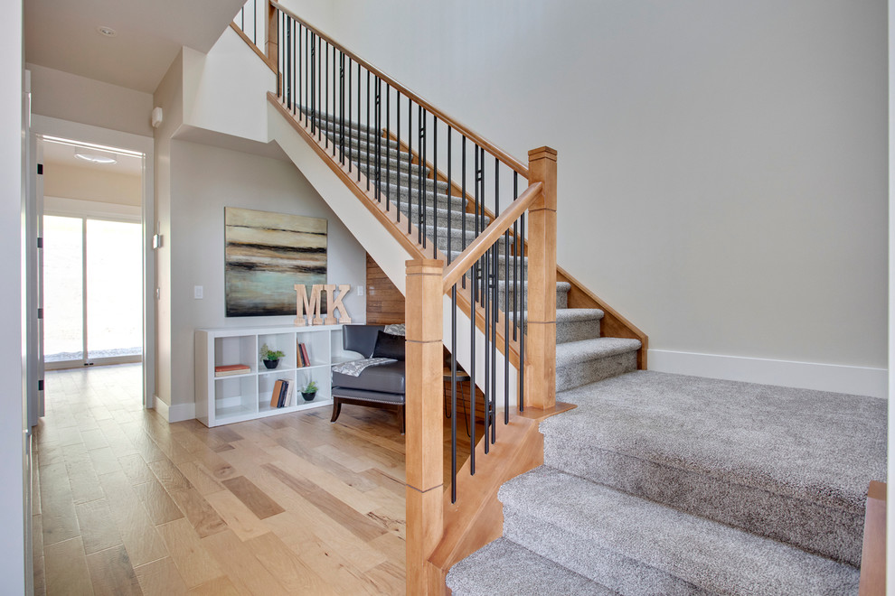 Источник вдохновения для домашнего уюта: большая п-образная лестница в стиле ретро с ступенями с ковровым покрытием, ковровыми подступенками и перилами из смешанных материалов