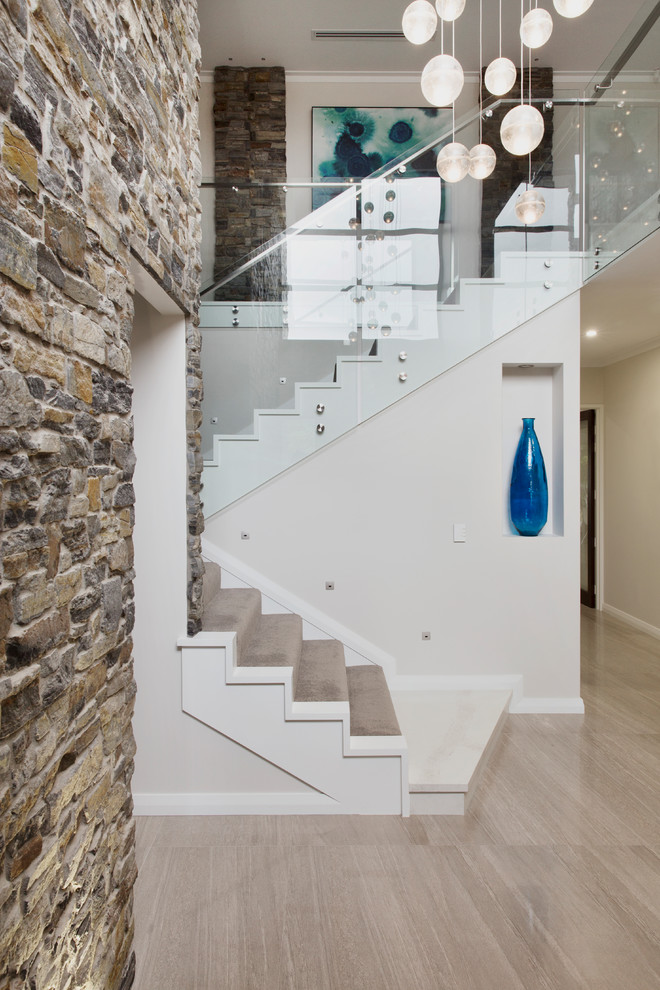Großes Modernes Treppengeländer Glas in U-Form mit Teppich-Treppenstufen, Teppich-Setzstufen und vertäfelten Wänden in Perth