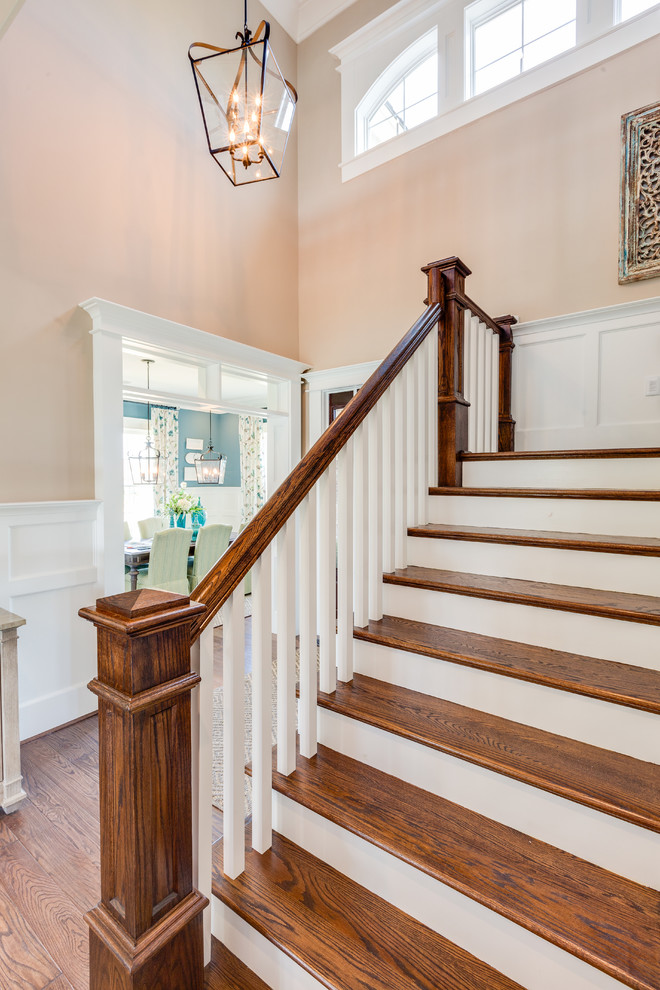 Ejemplo de escalera en L de estilo americano con escalones de madera y contrahuellas de madera pintada