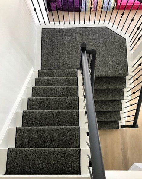 На фото: п-образная лестница в стиле неоклассика (современная классика) с ступенями с ковровым покрытием, ковровыми подступенками и металлическими перилами