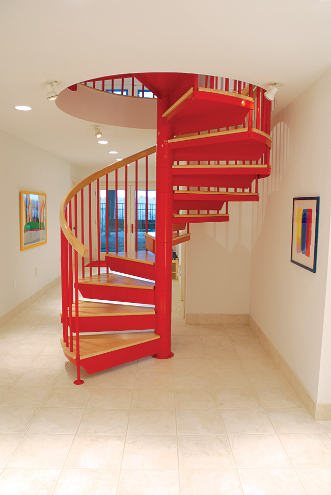 Idée de décoration pour un petit escalier hélicoïdal design avec des marches en bois et des contremarches en métal.