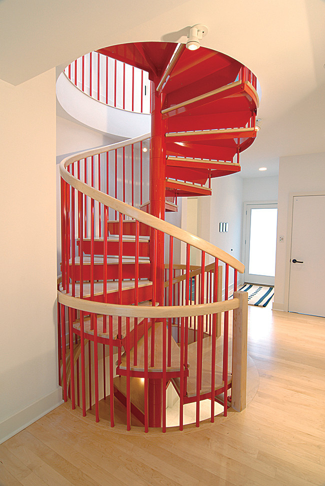 Imagen de escalera de caracol actual pequeña con escalones de madera y contrahuellas de metal