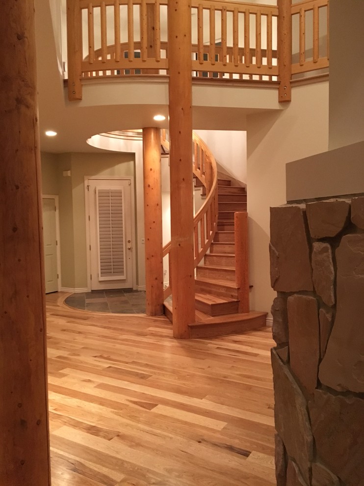 Foto de escalera curva rústica grande con escalones de madera y contrahuellas de madera