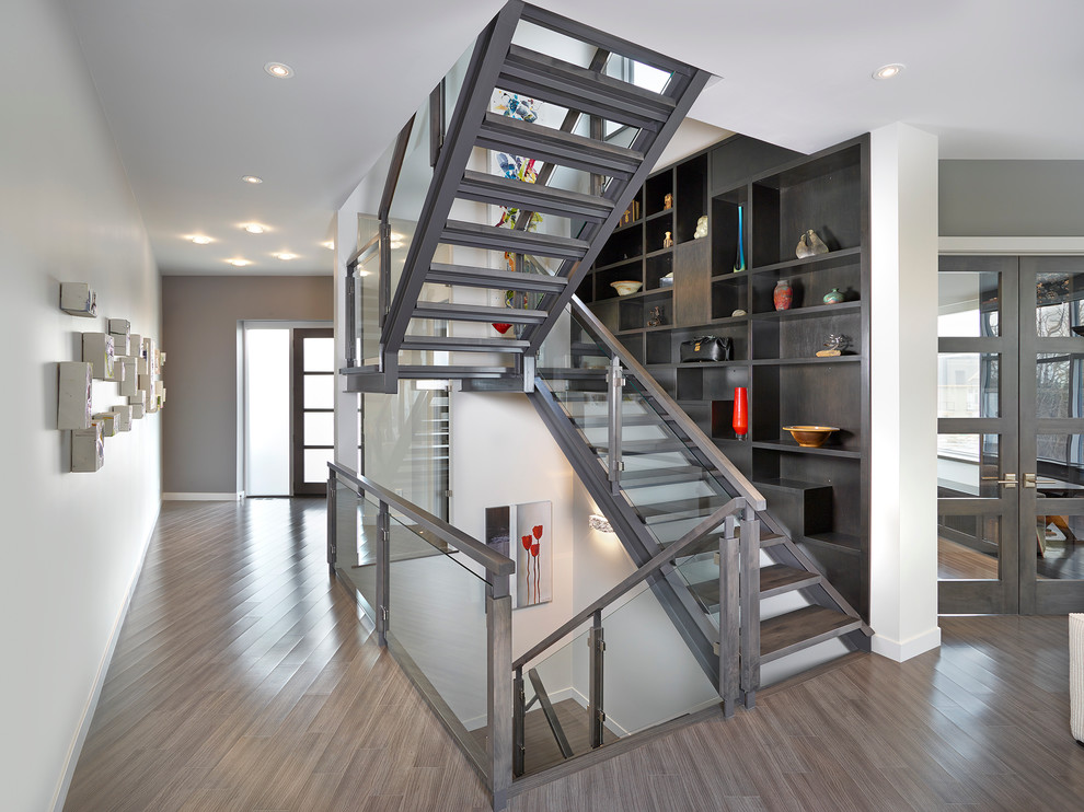 Идея дизайна: лестница в современном стиле с деревянными ступенями и кладовкой или шкафом под ней без подступенок