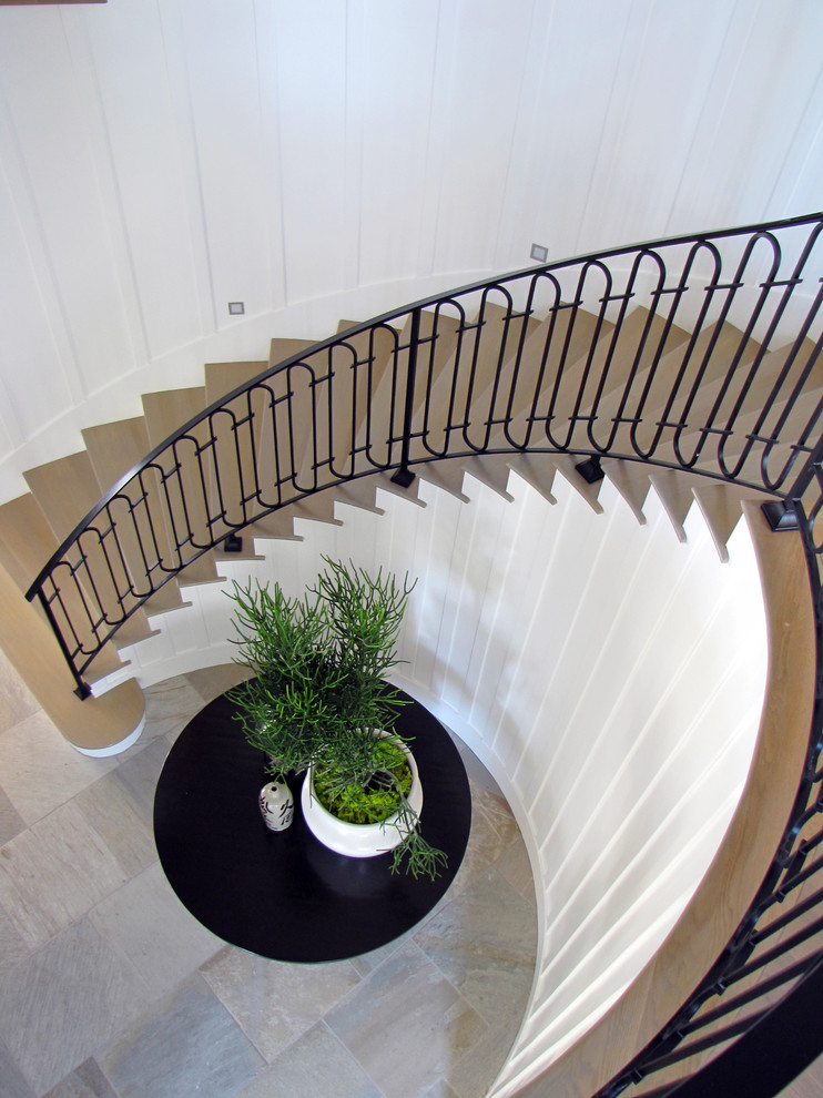 Inspiration pour un escalier courbe marin avec des marches en bois.