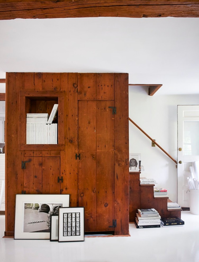 Inspiration pour un escalier rustique avec des marches en bois, des contremarches en bois et rangements.