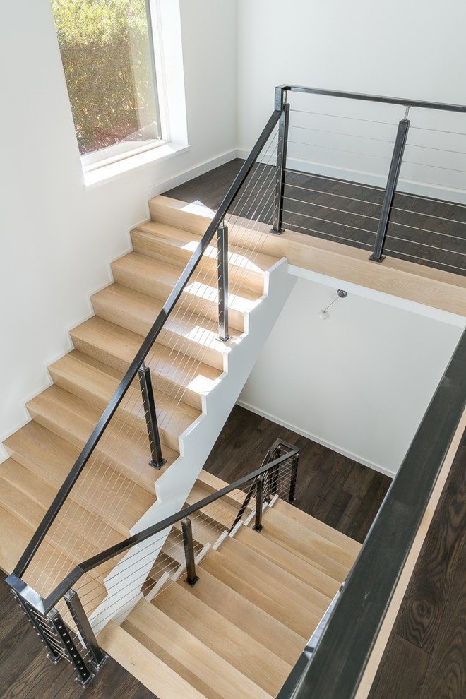 Imagen de escalera en U minimalista de tamaño medio con escalones de madera, contrahuellas de madera y barandilla de varios materiales