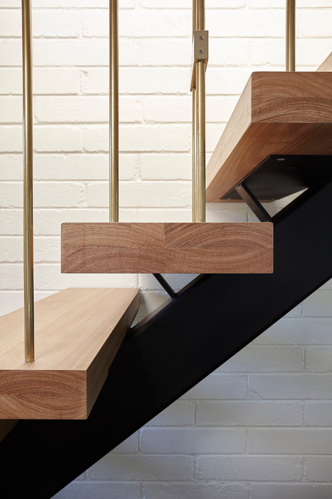 Ejemplo de escalera recta vintage sin contrahuella con escalones de madera