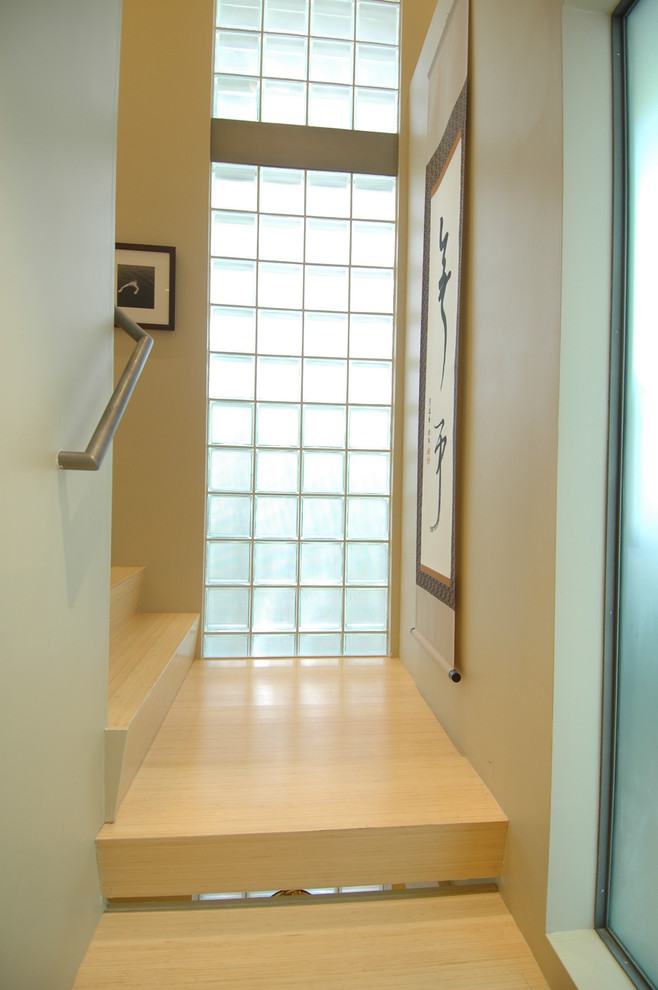 Idées déco pour un escalier moderne en U de taille moyenne avec des marches en bois et des contremarches en bois.